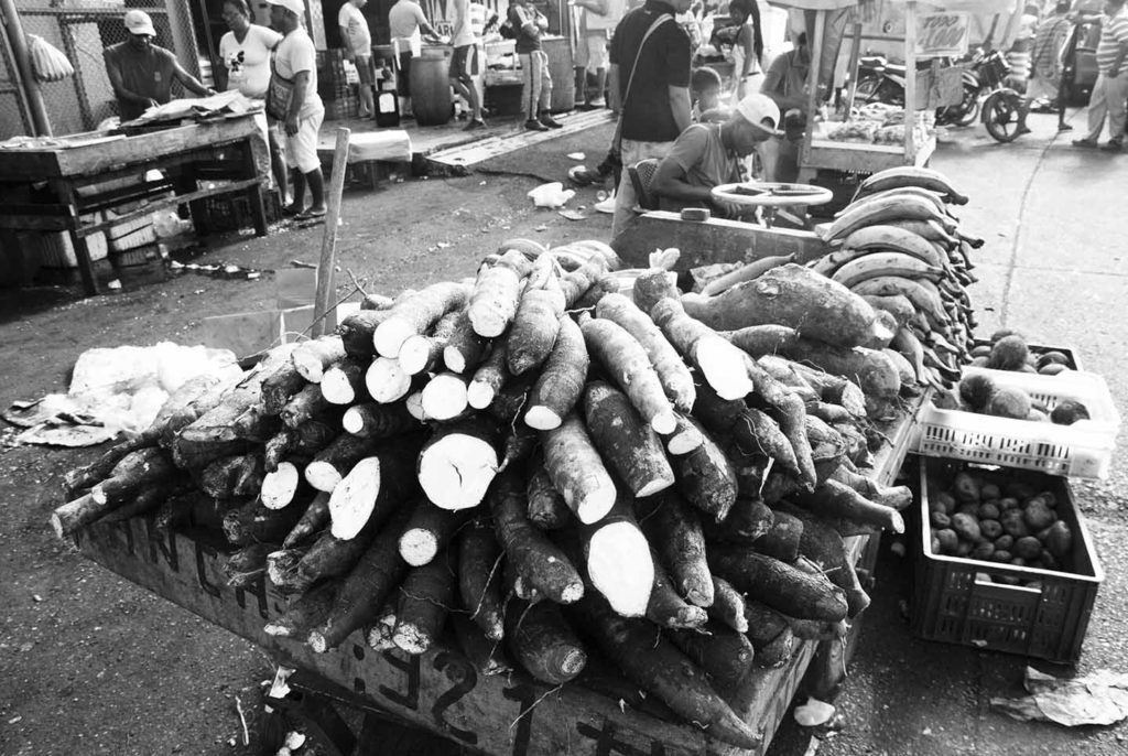 venta de yucca, ñama, y platano en el mercado de bazurto